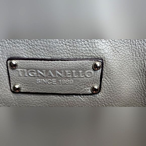 Tignanello Silver Pebbled Italian Leather Crossbody Bag In Excellent Condition. - Picture 2 of 15